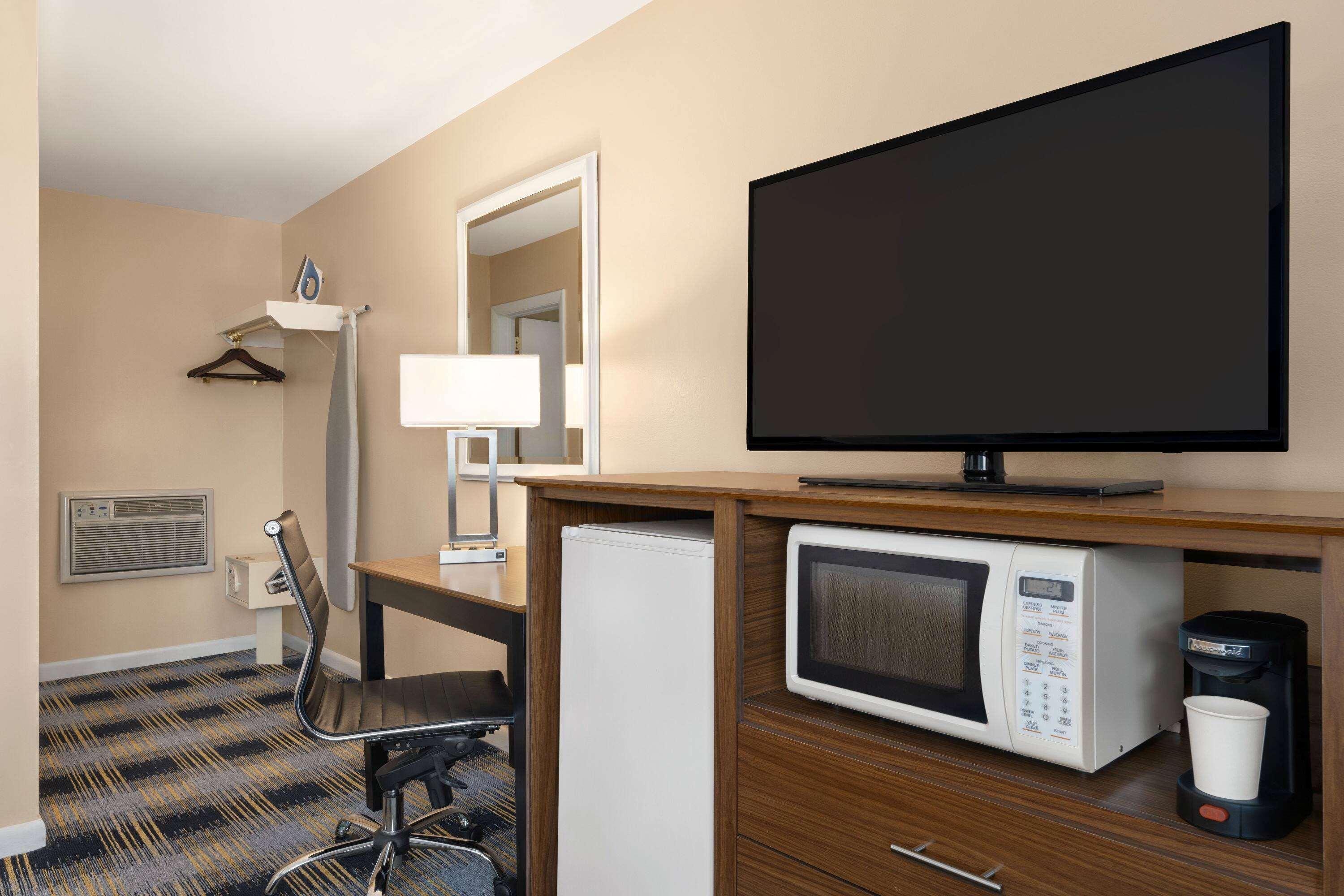 Days Inn By Wyndham Middletown/Newport Area Exterior foto